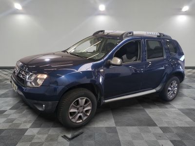 une photo d'une dacia bleue garée sur un sol en damier