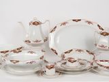 une photo d'un service de vaisselle en porcelaine, composé d'assiettes, de tasses et de soucoupes