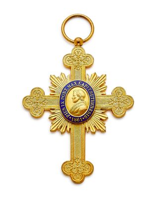 une croix en or sur laquelle est accrochée une médaille bleue et dorée