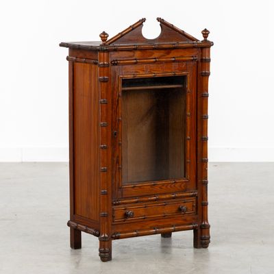 une image représentant un petit meuble en bois muni d'une porte sur le dessus