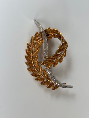 un gros plan d'une broche sertie de diamants