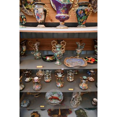 de nombreux types de vases exposés dans une vitrine