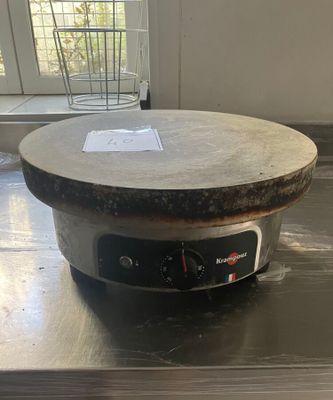 une grande poêle posée sur une table