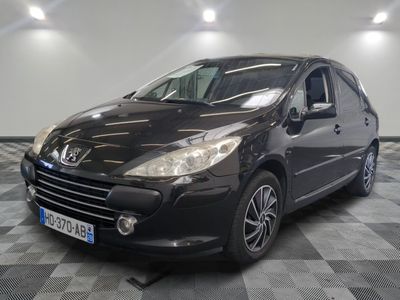 la photo d'une voiture noire garée dans un garage