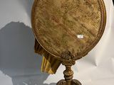une table dorée ornée d'un motif floral