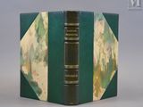 un livre à la couverture verte et aux bords dorés