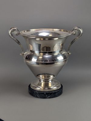 Grande coupe sportive en métal argenté à décors de frises go…