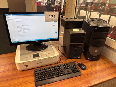 un ordinateur de bureau posé sur une table avec un clavier et une souris