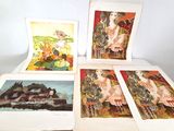 quatre tableaux posés sur une table, sur lesquels figurent des images