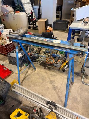 une photo d'un établi dans un garage avec des outils dessus