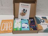 une boîte de café et des livres posés sur une table