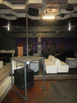 an image of a large room with a lot of furniture