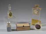 trois flacons de parfum posés l'un à côté de l'autre sur une table