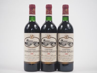 trois bouteilles de vin rouge posées l'une à côté de l'autre sur une surface blanche