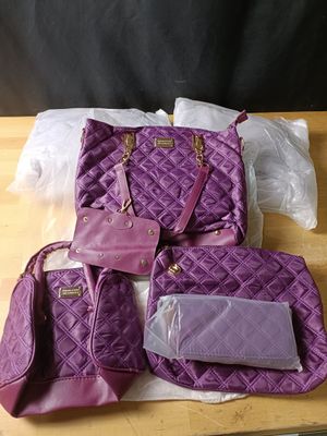 plusieurs sacs violets posés sur une table en bois