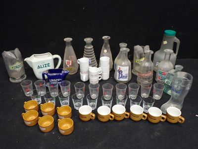 de nombreux verres et pichets de toutes sortes sur la table