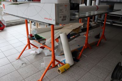 un micro-ondes posé sur une table au milieu d'une pièce