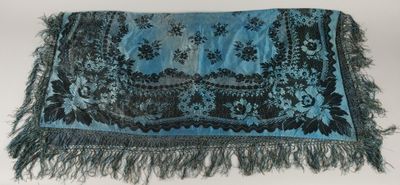 une photo d'une écharpe bleue et noire ornée de franges