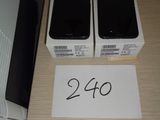 deux téléphones noirs posés sur une table en bois