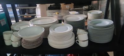 Ensemble d'assiettes de différents modèles.