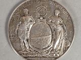 une pièce d'argent sur laquelle figurent des armoiries