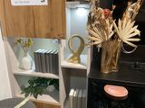 un vase de fleurs posé sur une étagère dans une cuisine