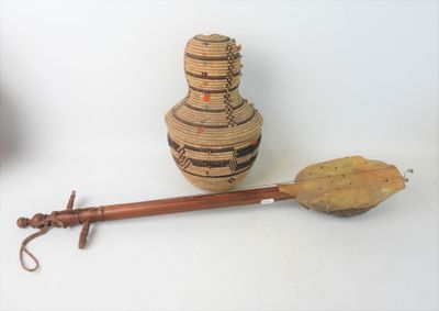 AFRIQUE DU NORD. Luth "Guinbri"et un panier en forme vase à …