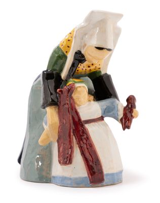 une figurine représentant une femme tenant un bébé dans ses bras