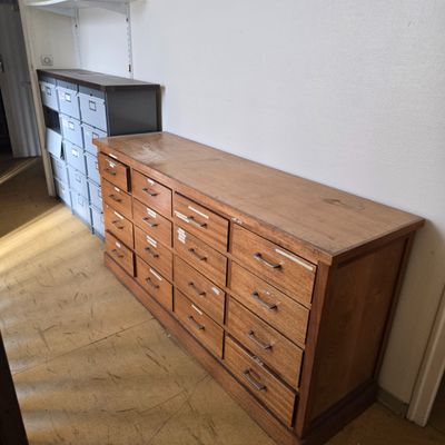 une armoire en bois comportant de nombreux tiroirs dans la pièce