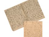 deux vieilles lettres et un bout de papier sur lequel il y a des mots