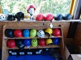 de nombreux casques posés sur une étagère dans une pièce
