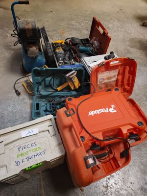 de nombreux outils qui traînent par terre dans le garage
