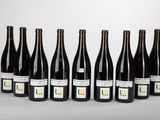six bouteilles de vin alignées sur une table