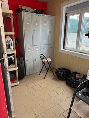 une pièce où se trouvent de nombreux casiers