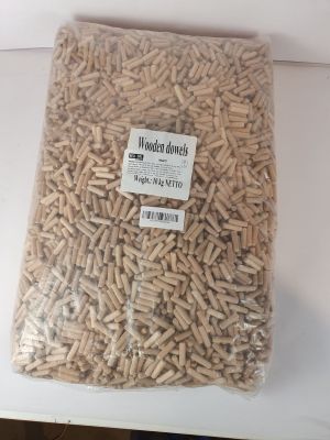 un sac de granulés de bois posé sur une table