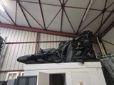 une grande pile de bagages posée sur le toit d'un immeuble