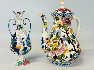 deux vases posés l'un à côté de l'autre sur une table