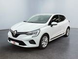 une voiture blanche dans une pièce blanche au sol noir