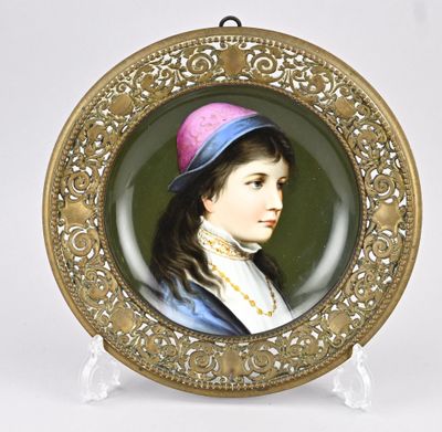 une assiette avec l'image d'une petite fille coiffée d'un chapeau rose
