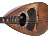 un gros plan d'une mandoline sur fond blanc