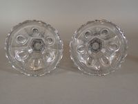 Paire de bougeoirs en cristal moulé à décor d'oves. (photo 4)