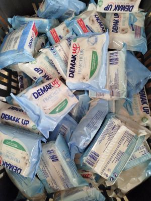 un bac rempli de papier toilette et d'autres objets