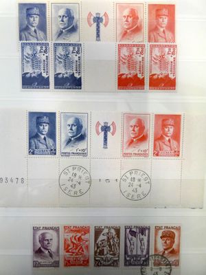 une photo d'un ensemble de timbres exposés dans une vitrine