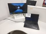 un ordinateur portable et un écran posés sur un bureau, avec une étiquette de prix