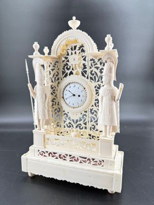 une horloge blanche posée sur une table