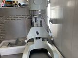 une machine posée sur une table dans une cuisine