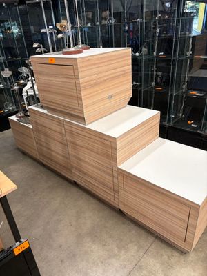 de nombreux cartons empilés dans un magasin