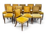lot de huit chaises avec des assises rembourrées de velours jaune et des pieds en bois
