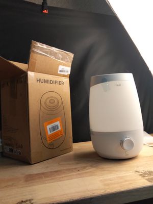 un humidificateur posé sur une table à côté d'une boîte