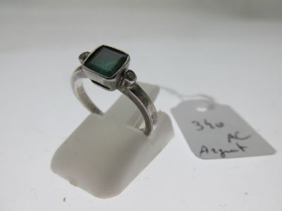 une bague en argent sertie d'une pierre verte